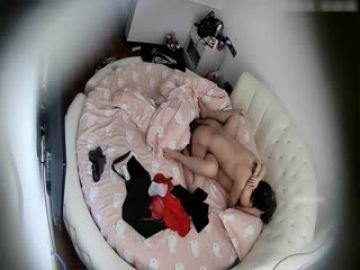 宾馆偷拍白嫩漂亮的良家人妻和男网友见面被带到宾馆要求啪啪,美女不愿意被扒掉衣服连扣带操干的高潮不断!