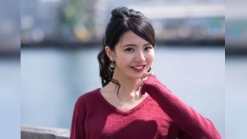 节假日白嫩漂亮的小美女趁父母外地旅游约炮友到她家中见面 结果被男的扯掉内裤在床上激烈爆插