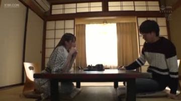 黑客破解家庭网络摄像头监控偷拍熟睡大叔突然起来扑到准备