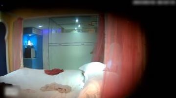 [酒店偷拍] 靓妹与男友开房趣~忍不住边看电视边摸逼逼~让男友直接硬爆!!