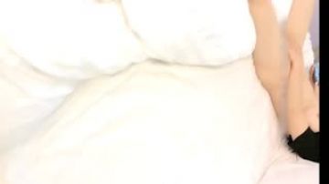 [校园偷情]小情侣太嚣张了,大学宿舍走廊就开干了,完全不怕人发现