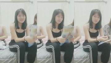 金链哥搞来三个嫩妹子回宿舍脱光衣服挑了两个漂亮的玩