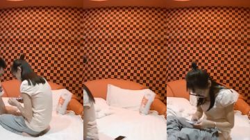 情侣爱爱被偷拍～ 男友直接后入，引得学生妹浪叫，不能错过最真实的床上反应！