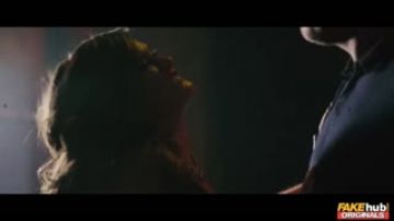 吃宵夜送喝高了的漂亮美女同事回宿舍忍不住啪啪把她草醒了