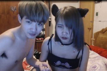 四川话对白新人伪小鲜肉约炮90后非主流美眉一边玩手机一边做爱无水印完