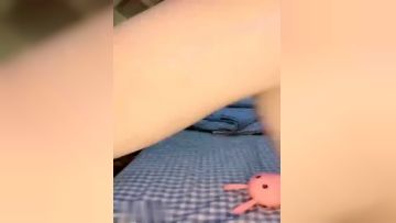 【超大G奶性感妹子】浴室洗澡首次道具自慰，浴室地上刮毛洗逼逼，两个大奶子晃动撞击，电动舌头震动阴蒂插入