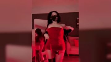 《疯狂抖音》美新娘5 美女喝高了洒酒疯耍的点大当街脱光光摆pose还跟jc动手(11)