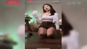 《疯狂抖音》美新娘5 美女喝高了洒酒疯耍的点大当街脱光光摆pose还跟jc动手(26)