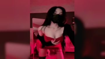 《疯狂抖音》美新娘5 美女喝高了洒酒疯耍的点大当街脱光光摆pose还跟jc动手(8)