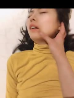 和萝莉小女友从酒店床上做爱做到厕所 中出了她后在让她吸干净