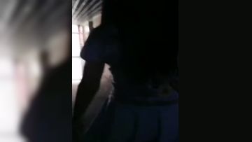 少妇街头被债主逮着没钱只好陪睡