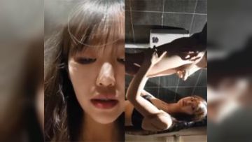 长发美女雪儿粉和男粉丝在网吧厕所约啪，爽到高潮但不敢叫出