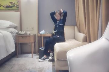 小少妇骑身上舌吻，洗完澡开操互摸调情，抬起双腿抽插勐操，爽了呻吟娇喘连连