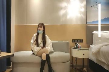 白色外套少妇啪啪，特写口交抱着大力抽插勐操