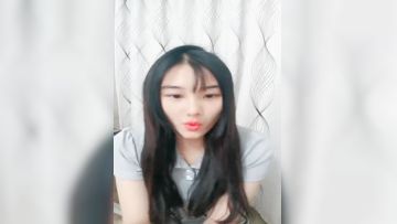 颜值区美女主播沦陷在狼友的礼物攻势之下，全程露脸漏出奶子和逼逼，好嫩好粉好刺激，最后还脱光了不要错过