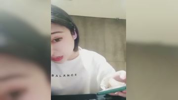 刚花大价钱做完整形美容的网红妹子在网吧玩露出被隔壁小伙发现了直接硬来掏出鸡巴就吃太吓人了(1)