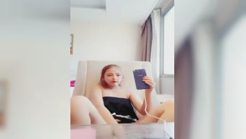 两个样子很萌的零零后艺校美眉下海黄播捞钱大奶子样子像热巴的妹子下面非常嫩貌似还没被草过