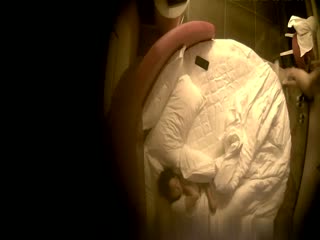 主题酒店圆床360摄像头上帝视角近景偷拍两对开房情侣啪啪拔火罐哥屌完手机拍逼逼