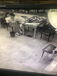 监控里看到的一幕 火锅吃得热血沸腾 大金链子光着膀子 撩起女友的胸罩直接嗦奶