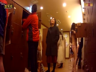 7月新流温泉洗浴中心暗藏高清设备偸拍女宾部换衣室真实内部景象细看脱光全过程少女的胴体简直太诱人了