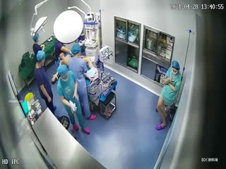 稀缺资源黑客破解整容医院手术室摄像头偷拍非常不讲究的妹子尿急直接在垃圾桶里当着那么多人面撒尿