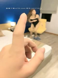 胖导演驾车约了个长相甜美泰国妹子酒店啪啪，穿上黑丝口交插嘴后入大力猛操