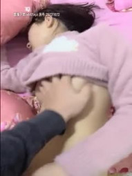 【地毯式搜索嫩妹】好不容易硬起来的奔驰哥，把昏昏欲睡的小女友摇醒插入，射完还要体贴的擦干净