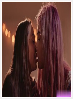 Abigail帮助Ashlee达到高潮