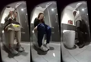 某购物广场公共女厕拍摄到的各式美女如厕嘘嘘 貌似还...
