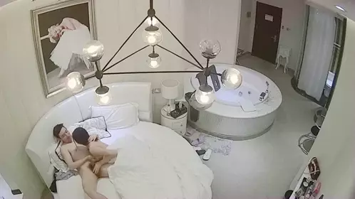 闷骚女约炮嘴里喊着不要,你出去,不要脸身体却不由自...