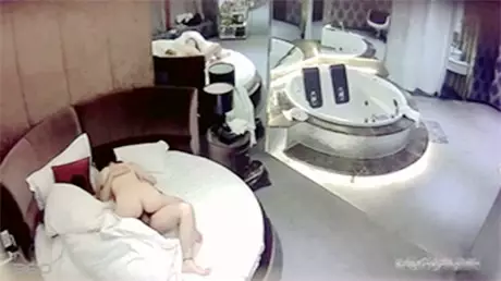 白嫩漂亮的短发美女和男友啪啪时没一会男的就射了,看...