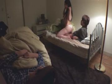 SW-396友达ん家に游びに行ったら、お姉さん达が大人のカラダをチラ见せして仆を诱惑第06集