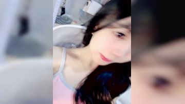 绿播区颜值美少女！七夕送礼物看逼！性感睡衣脱衣舞，脱光光掰 穴特写，小尺度诱惑第03集