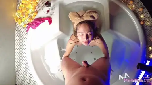 日本顶级尤物【naomiiichannel】情人节就是要和女友开房间调情～灯光美气氛佳直接在浴缸里操干