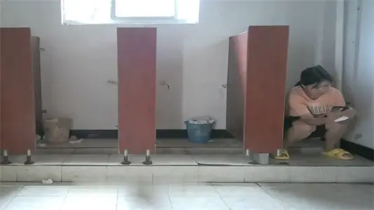 佼佼者系列厕所全景偷拍！一镜到底4大角度6体位刺激呈现